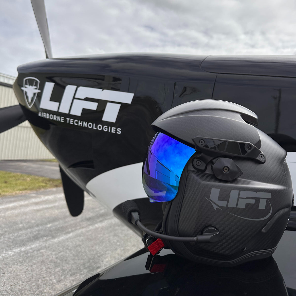 AV-1 KOR With Visor - Carbon Fiber Matte, Customizable - LIFT Aviation