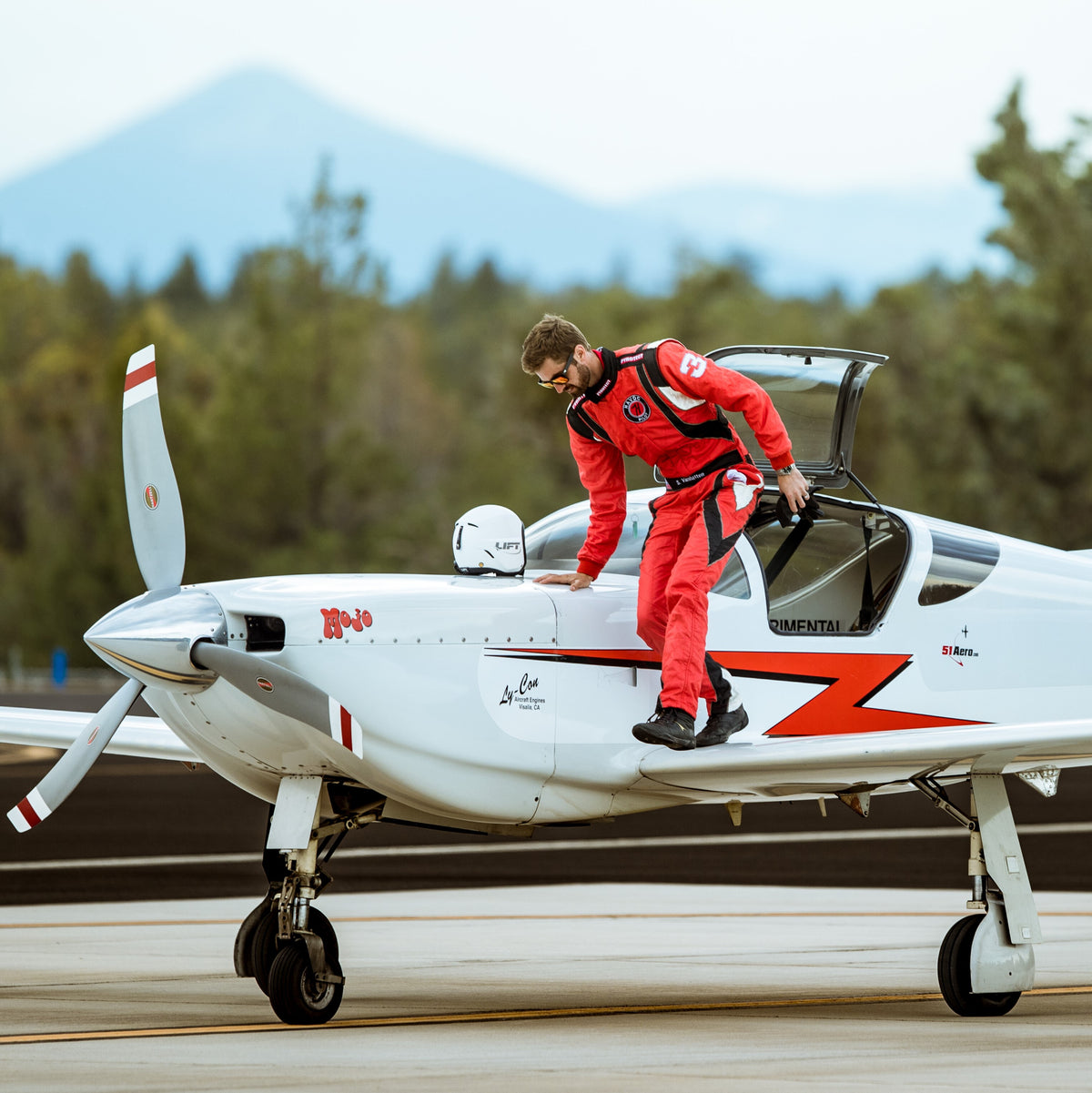 AV-1 KOR With Visor - Matte White, Customizable - LIFT Aviation