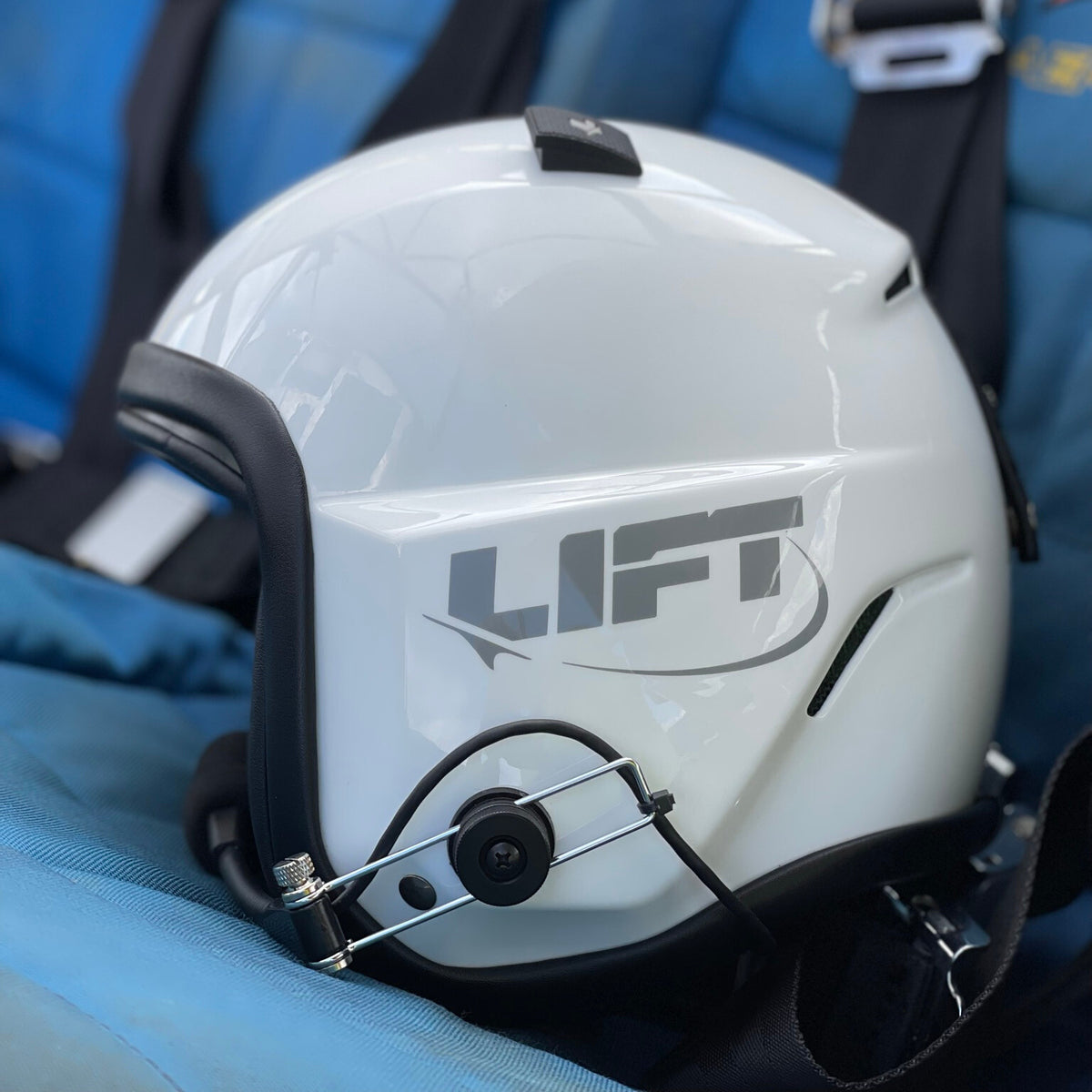 AV-1 KOR With Visor - Gloss White - LIFT Aviation