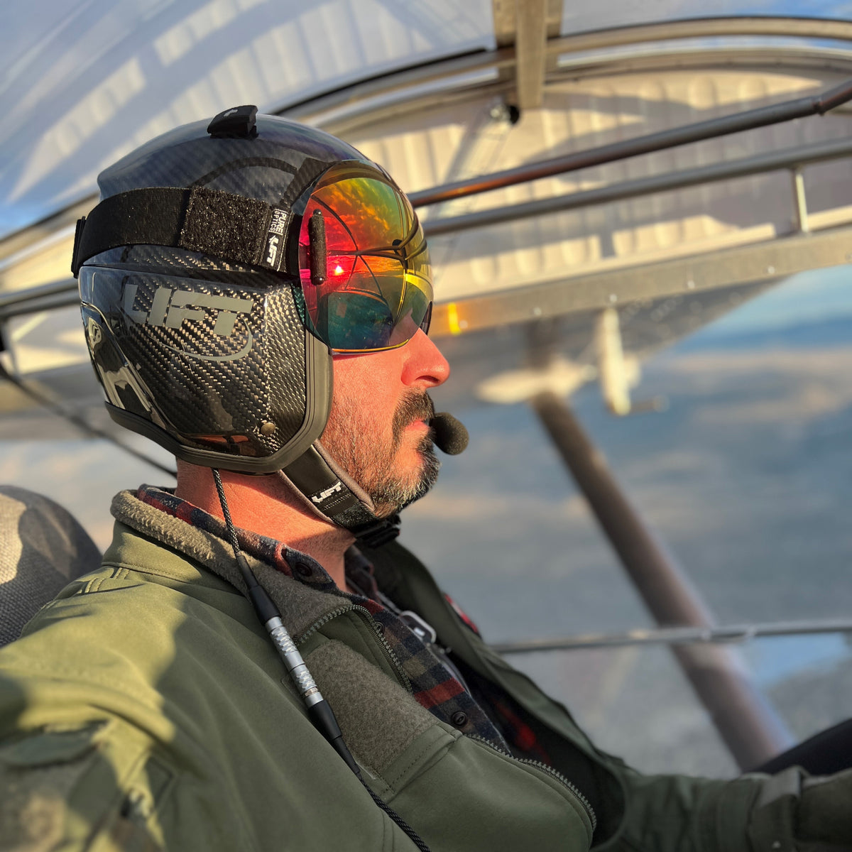 AV-1 KOR With Visor - Carbon Fiber Gloss, Customizable - LIFT Aviation