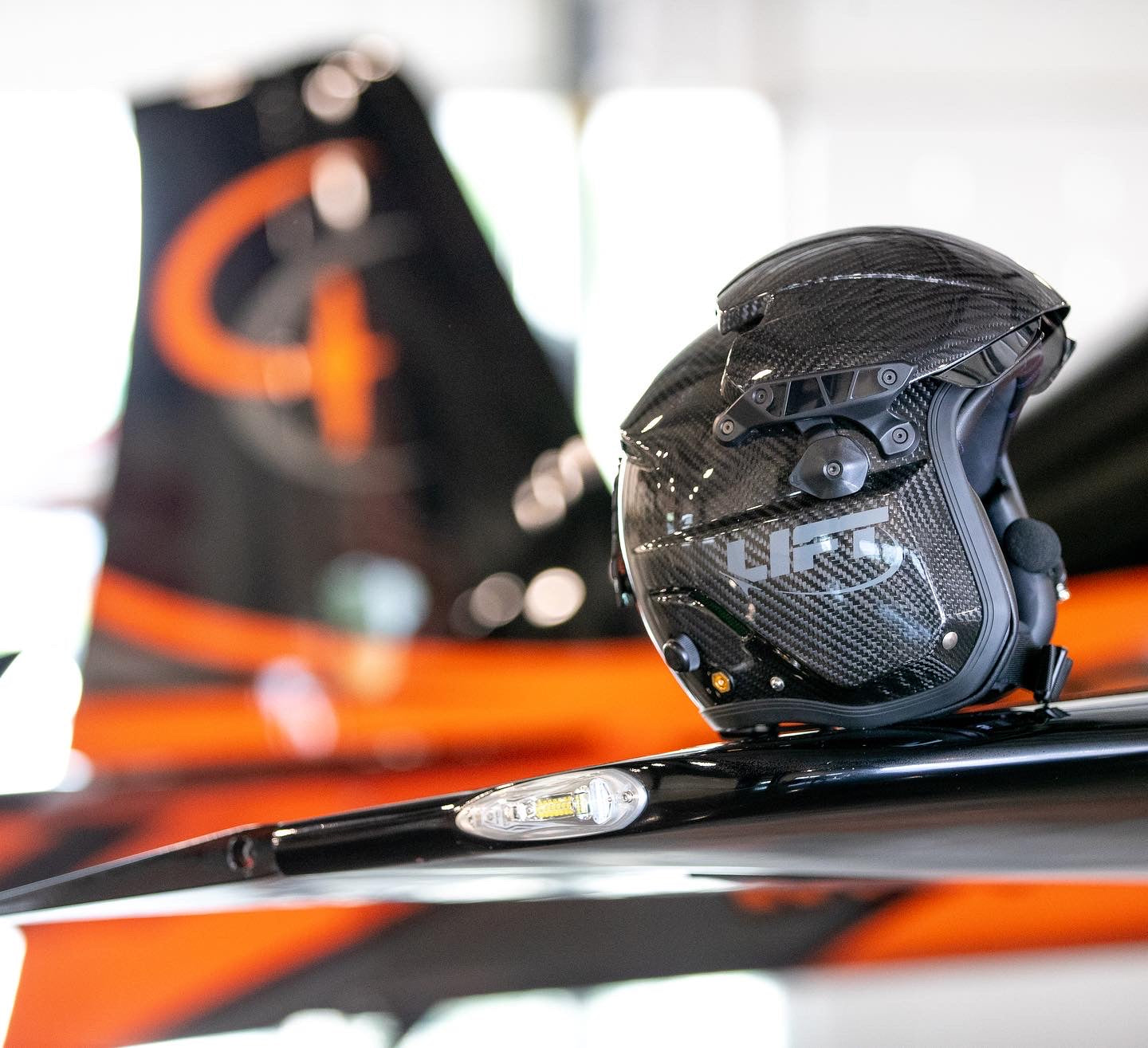 AV-1 KOR With Visor - Carbon Fiber Gloss, Customizable