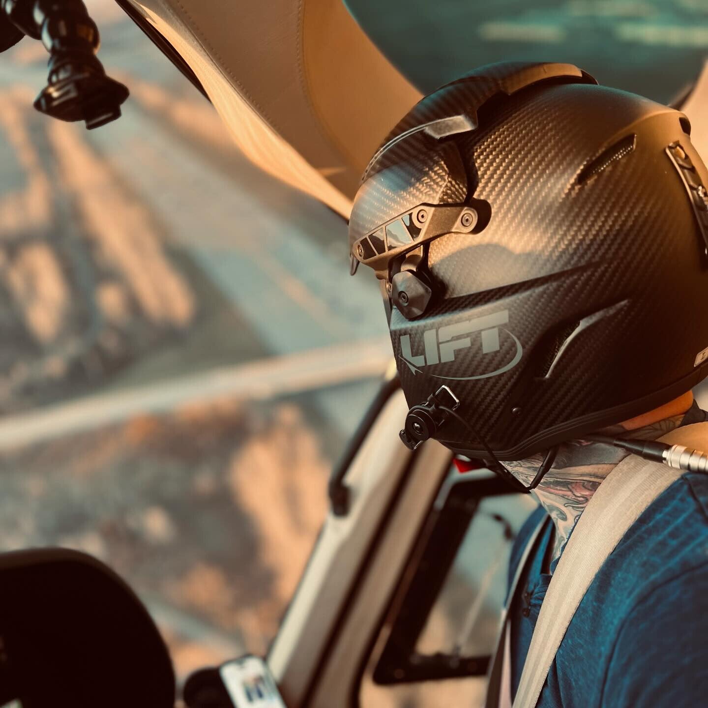 AV-1 KOR With Visor - Carbon Fiber Matte, Customizable - LIFT Aviation